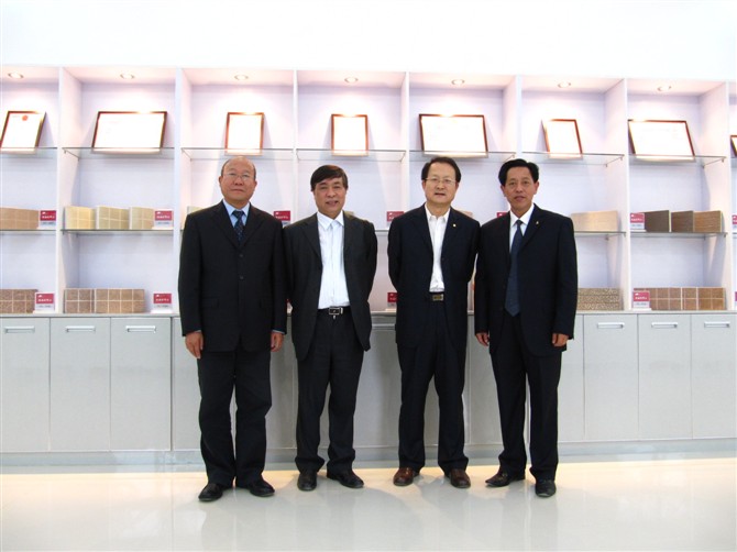 天意公司董事長與國家科技部高新司司長耿站修國家建筑行業(yè)生產(chǎn)力促進中心顧惠元主任在公司展廳合影