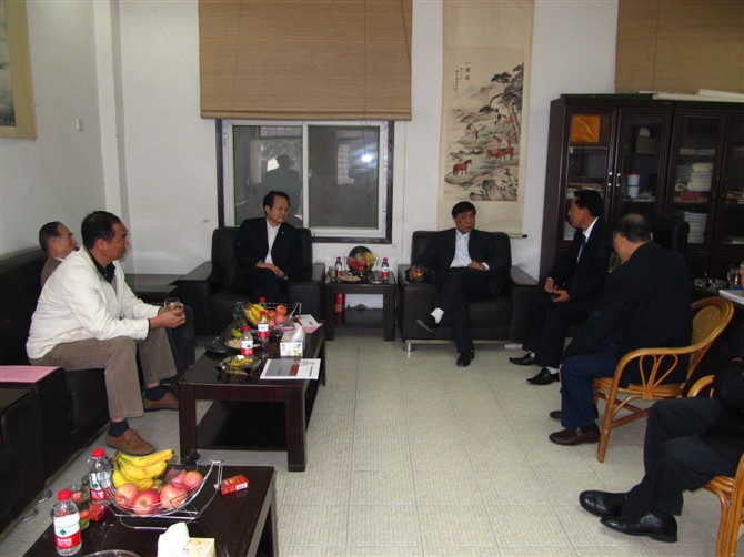 國家科技部高新司司長耿站修國家建筑行業生產力促進中心顧惠元主任等領導在辦公室探討發展情況