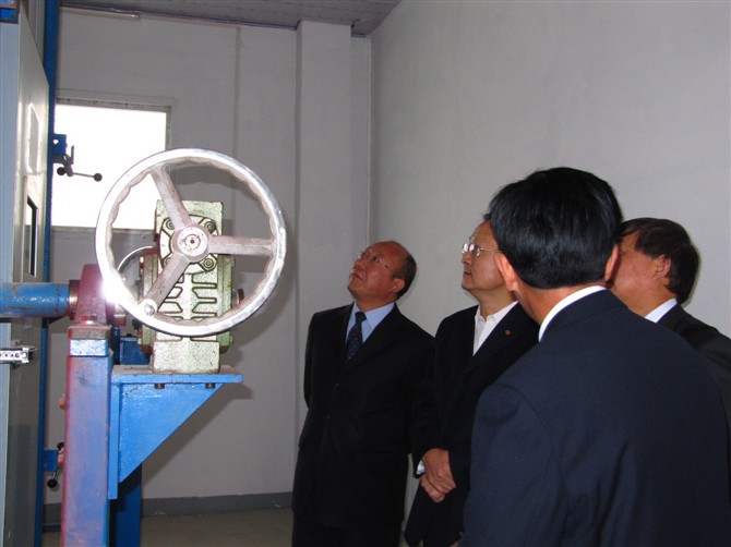 國家科技部高新司司長耿站修國家建筑行業生產力促進中心顧惠元主任視察實驗室3
