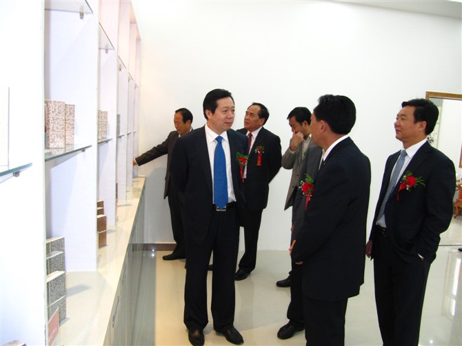 信陽市市委書記郭瑞民與天意集團公司董事長一起在展廳參觀指導