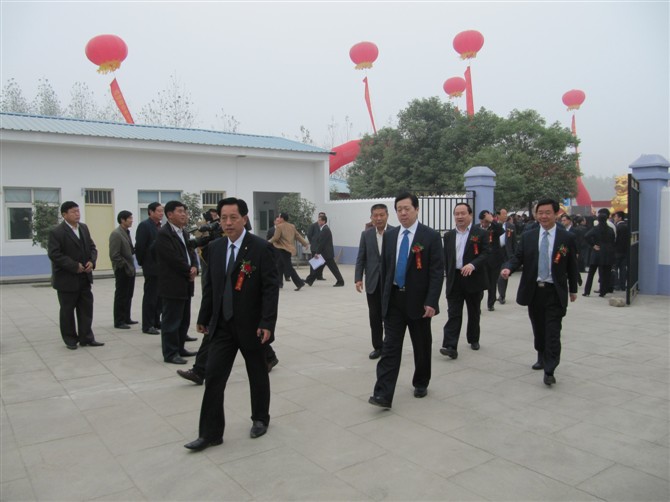信陽市市委書記郭瑞民一行與天意集團董事長一起在來到天意集團信陽二分廠展廳參觀指導